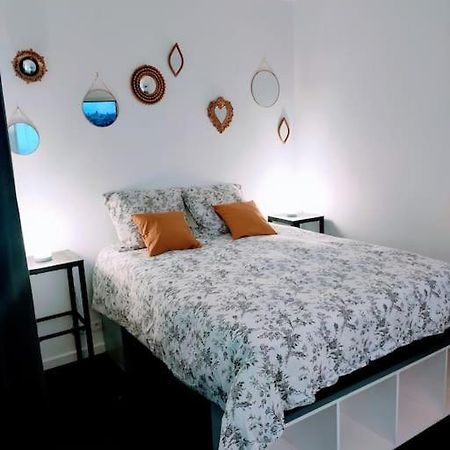 Appartement Les Abbesses Paris Bagian luar foto
