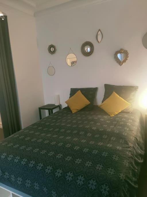 Appartement Les Abbesses Paris Bagian luar foto