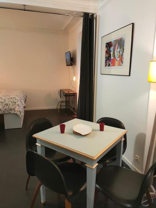 Appartement Les Abbesses Paris Bagian luar foto