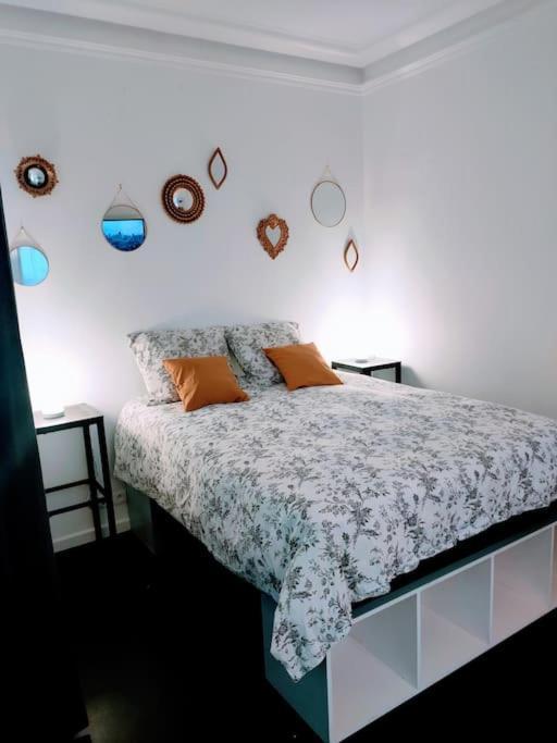 Appartement Les Abbesses Paris Bagian luar foto