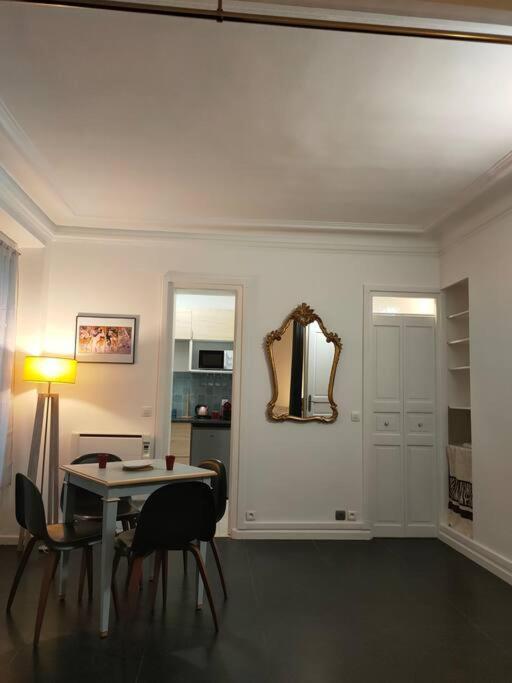 Appartement Les Abbesses Paris Bagian luar foto